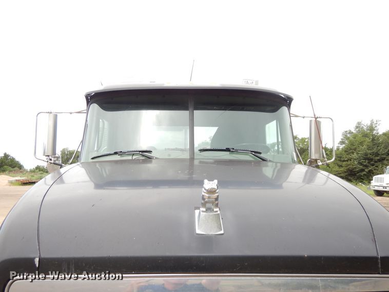 image for item DF5245 2002 Mack CH613  semi truck