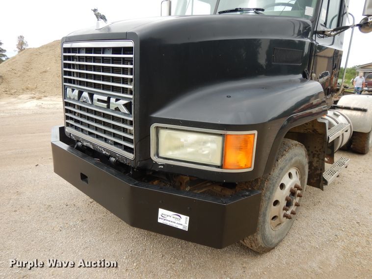 image for item DF5245 2002 Mack CH613  semi truck