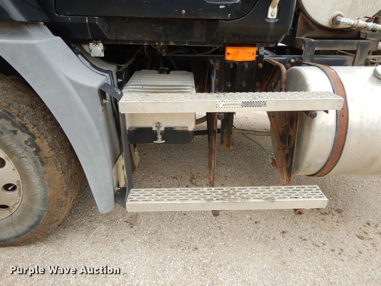 image for item DF5245 2002 Mack CH613  semi truck