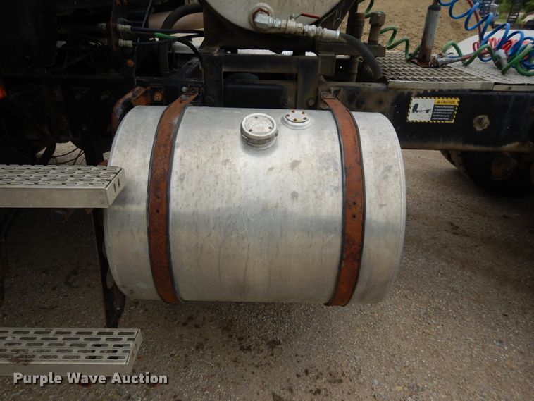 image for item DF5245 2002 Mack CH613  semi truck