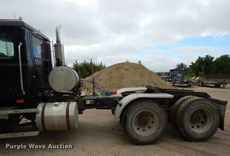 image for item DF5245 2002 Mack CH613  semi truck