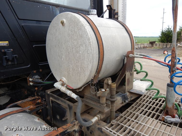 image for item DF5245 2002 Mack CH613  semi truck