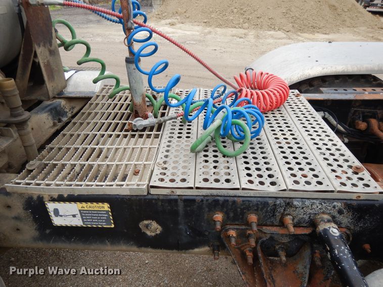 image for item DF5245 2002 Mack CH613  semi truck