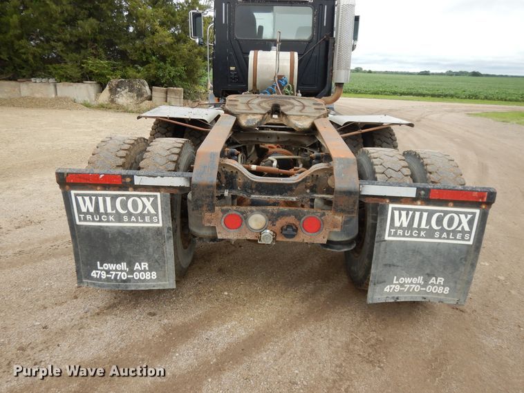 image for item DF5245 2002 Mack CH613  semi truck