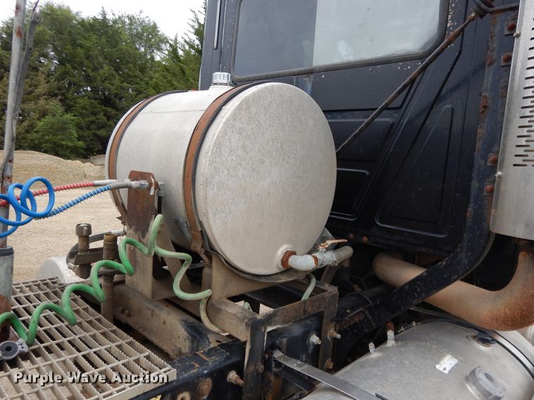 image for item DF5245 2002 Mack CH613  semi truck