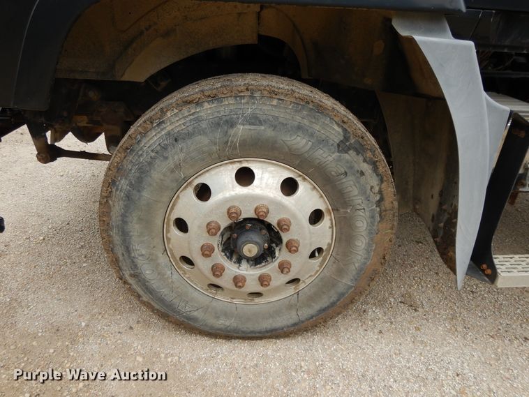 image for item DF5245 2002 Mack CH613  semi truck