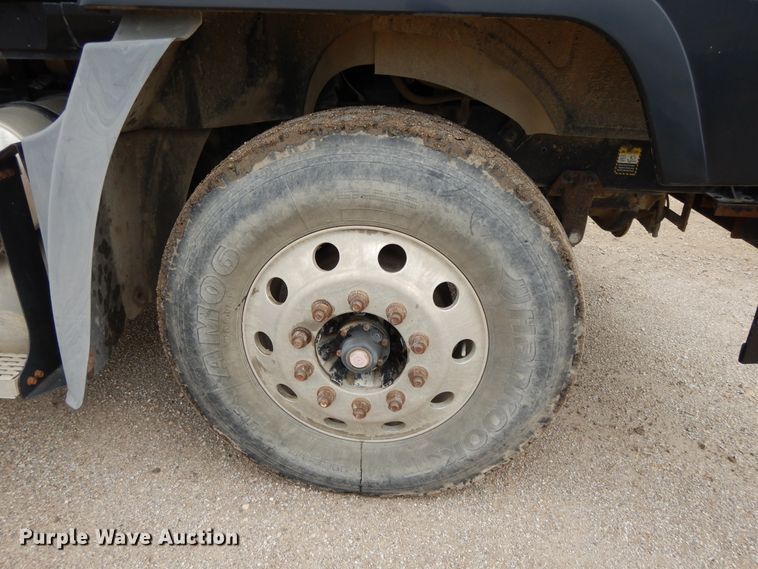 image for item DF5245 2002 Mack CH613  semi truck