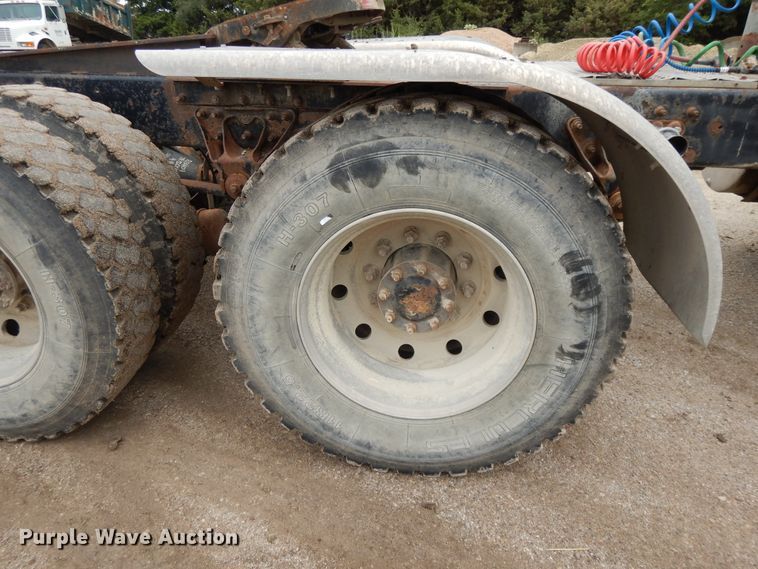 image for item DF5245 2002 Mack CH613  semi truck