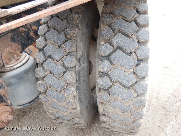 image for item DF5245 2002 Mack CH613  semi truck