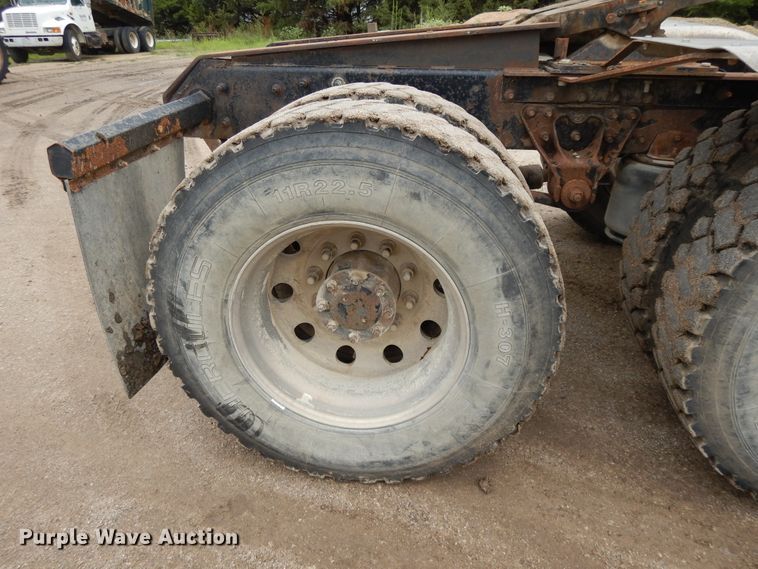 image for item DF5245 2002 Mack CH613  semi truck