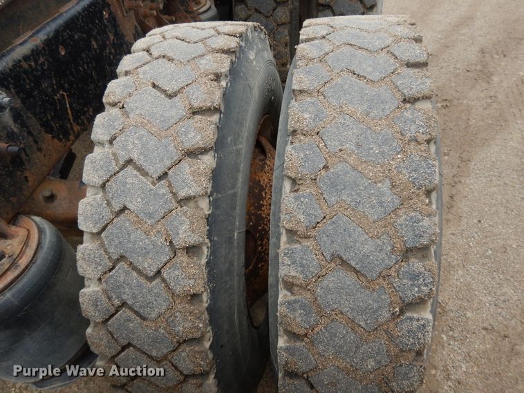 image for item DF5245 2002 Mack CH613  semi truck