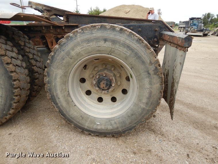 image for item DF5245 2002 Mack CH613  semi truck