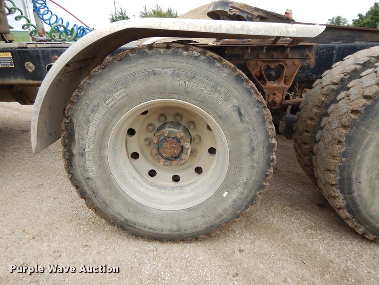 image for item DF5245 2002 Mack CH613  semi truck