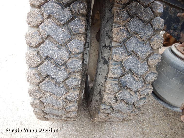 image for item DF5245 2002 Mack CH613  semi truck