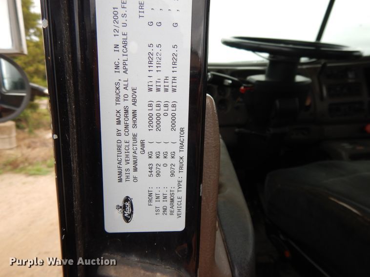 image for item DF5245 2002 Mack CH613  semi truck