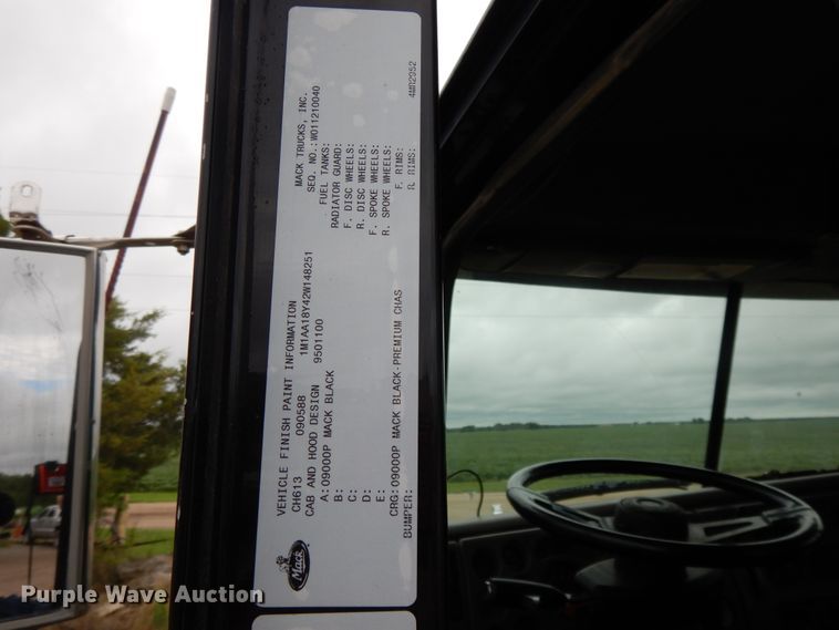 image for item DF5245 2002 Mack CH613  semi truck