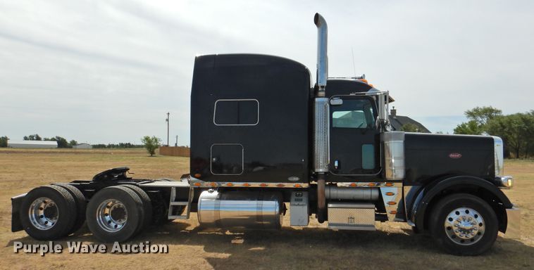 image for item DG1417 2013 Peterbilt 389  semi truck