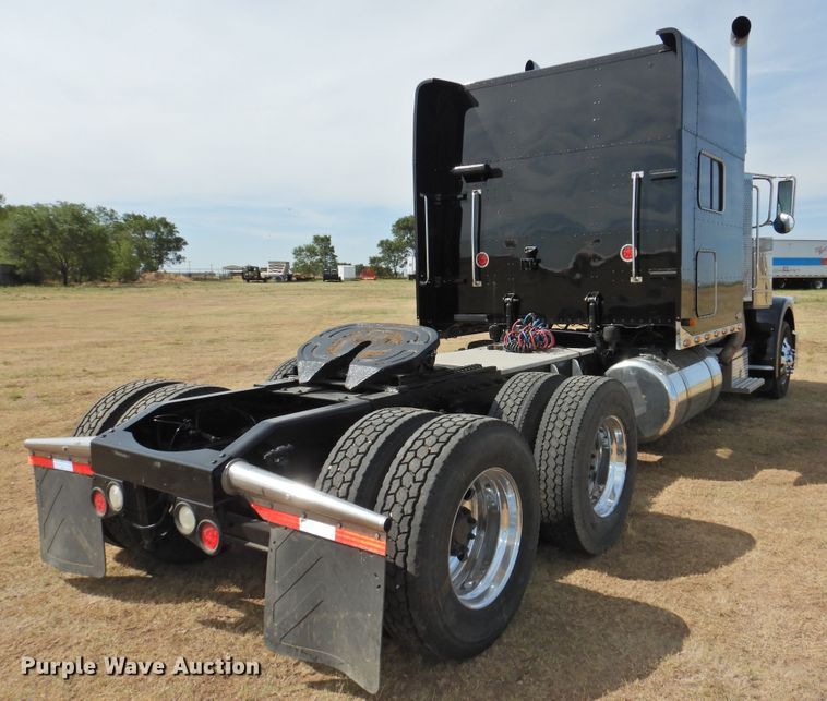 image for item DG1417 2013 Peterbilt 389  semi truck