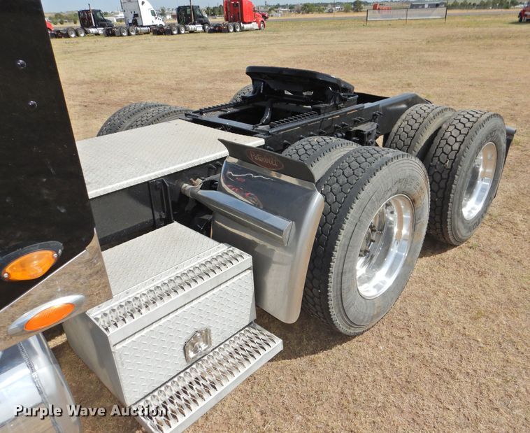 image for item DG1417 2013 Peterbilt 389  semi truck