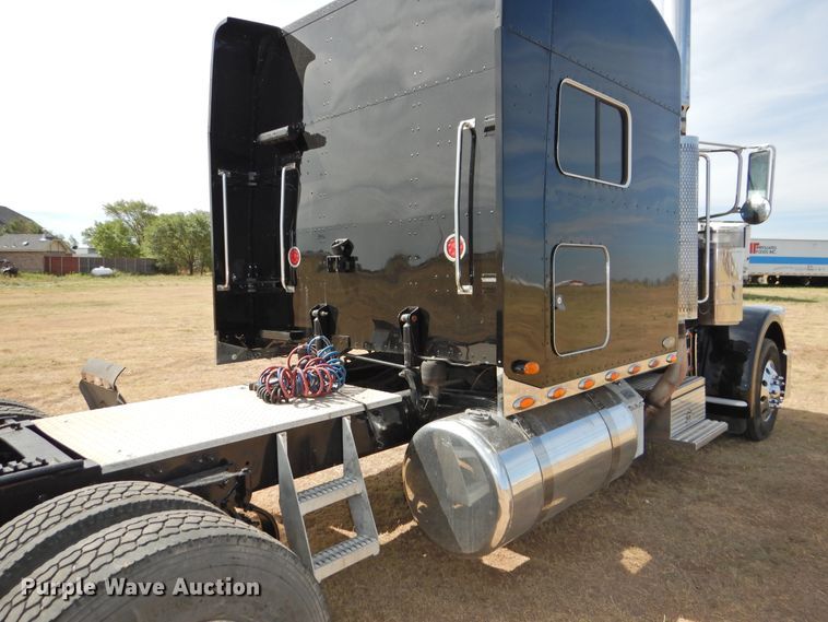 image for item DG1417 2013 Peterbilt 389  semi truck