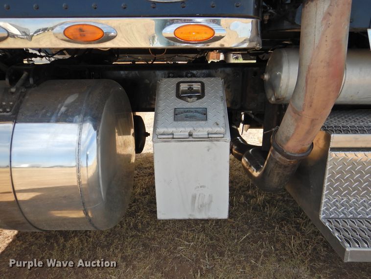 image for item DG1417 2013 Peterbilt 389  semi truck