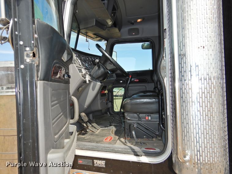 image for item DG1417 2013 Peterbilt 389  semi truck