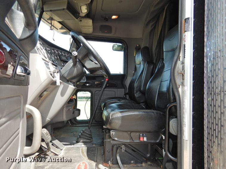 image for item DG1417 2013 Peterbilt 389  semi truck