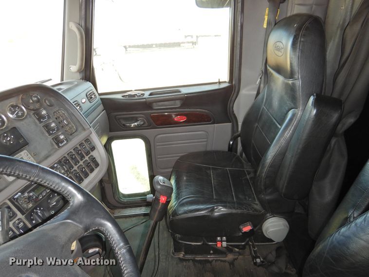 image for item DG1417 2013 Peterbilt 389  semi truck
