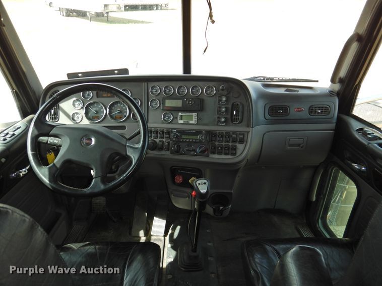 image for item DG1417 2013 Peterbilt 389  semi truck