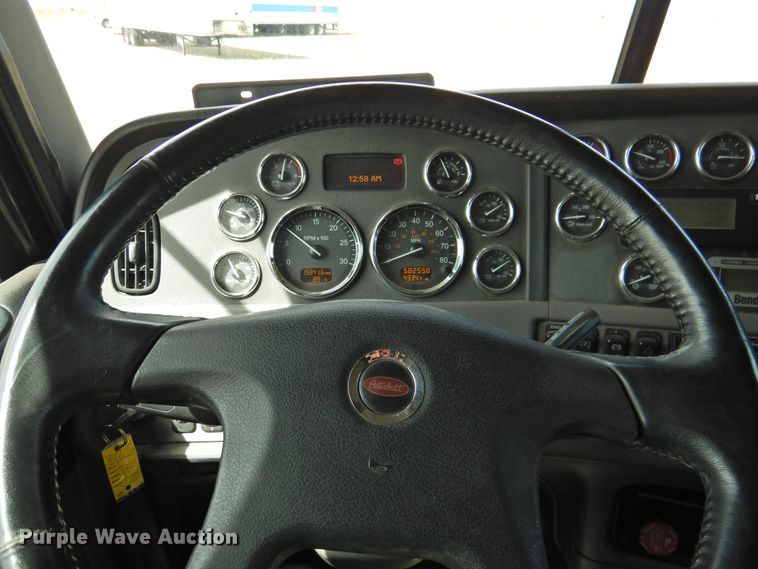 image for item DG1417 2013 Peterbilt 389  semi truck