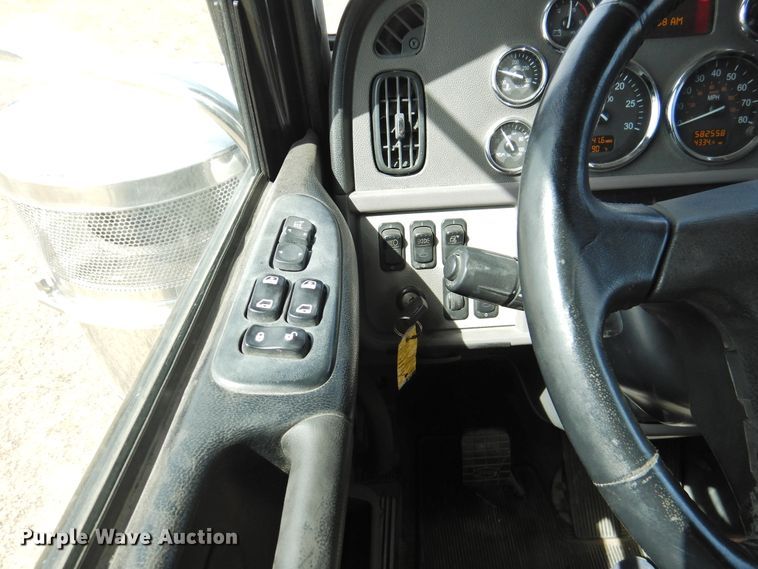 image for item DG1417 2013 Peterbilt 389  semi truck