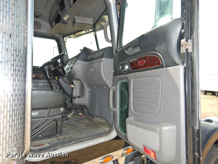 image for item DG1417 2013 Peterbilt 389  semi truck