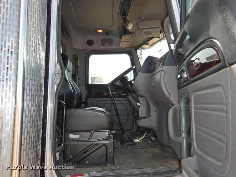 image for item DG1417 2013 Peterbilt 389  semi truck