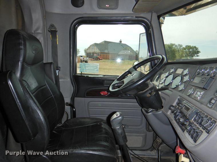 image for item DG1417 2013 Peterbilt 389  semi truck