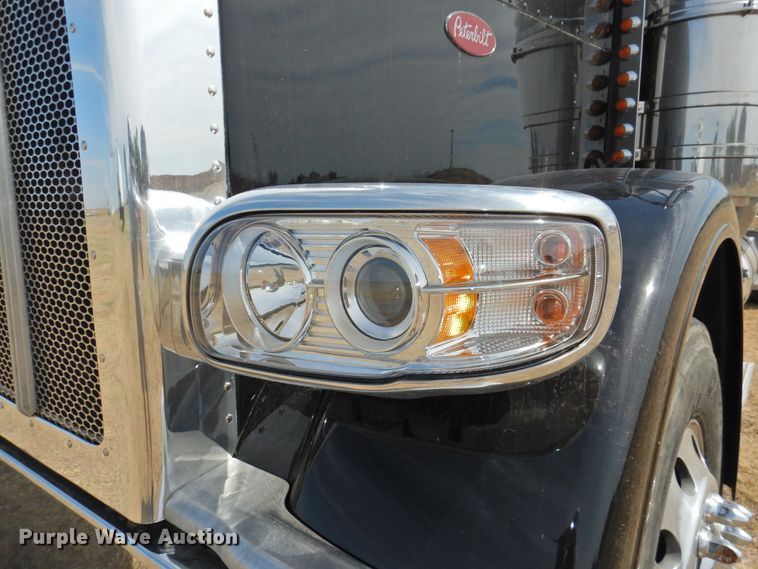 image for item DG1417 2013 Peterbilt 389  semi truck