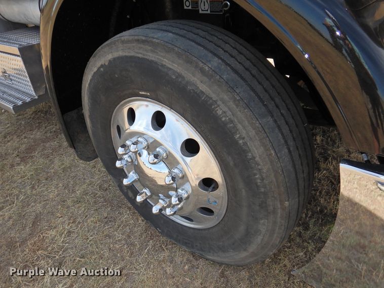 image for item DG1417 2013 Peterbilt 389  semi truck