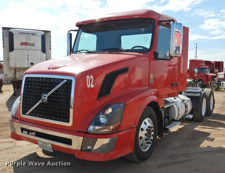 image for item DG1426 2010 Volvo VN  semi truck