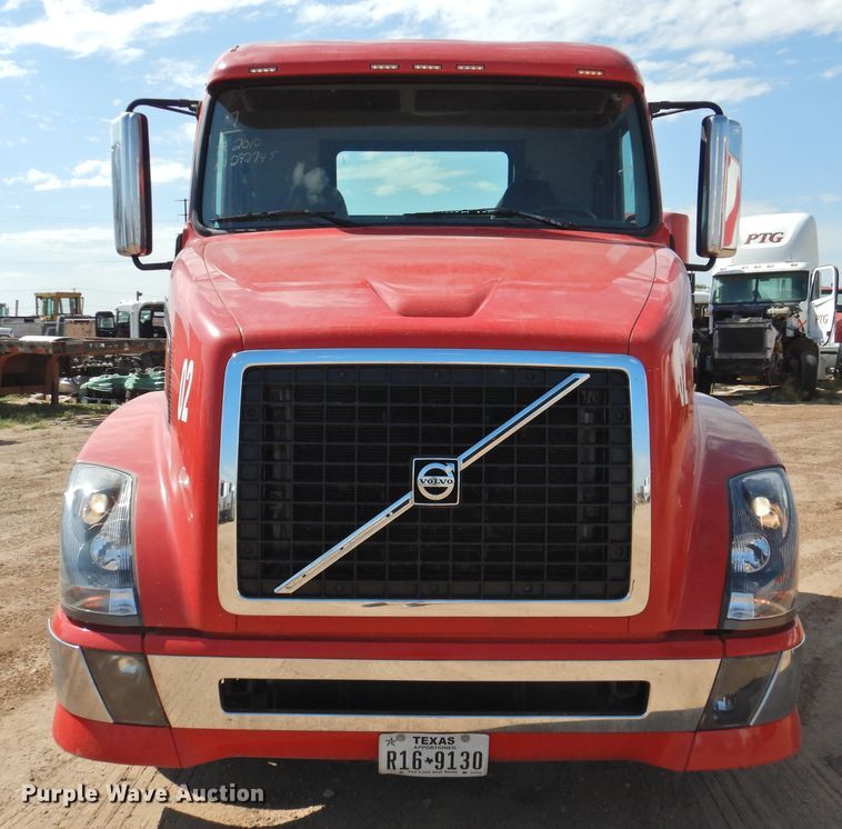 image for item DG1426 2010 Volvo VN  semi truck