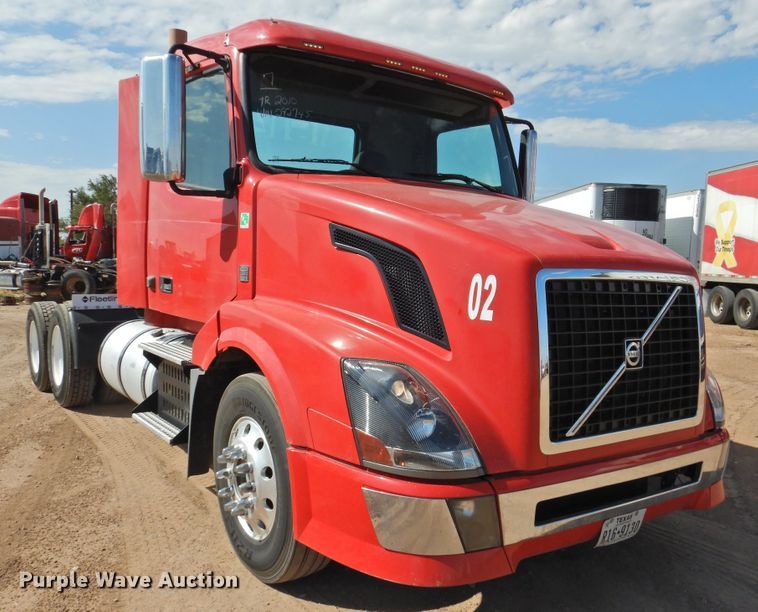 image for item DG1426 2010 Volvo VN  semi truck