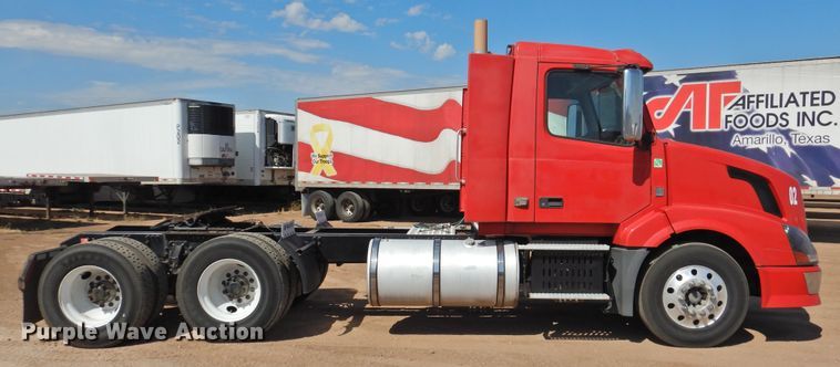 image for item DG1426 2010 Volvo VN  semi truck