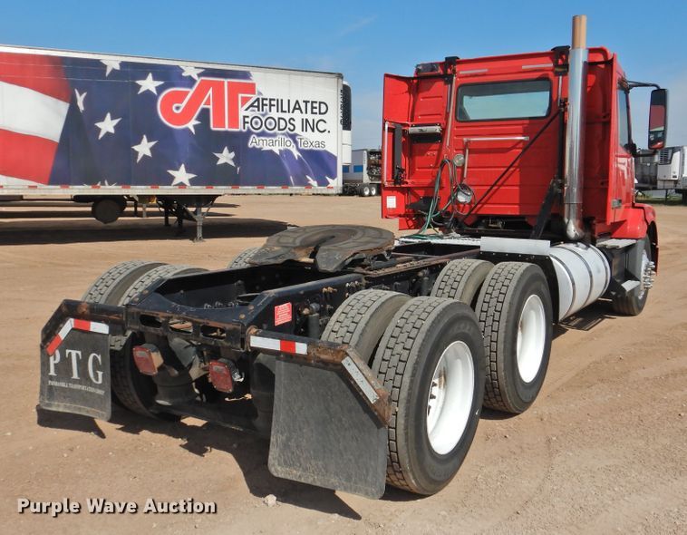 image for item DG1426 2010 Volvo VN  semi truck