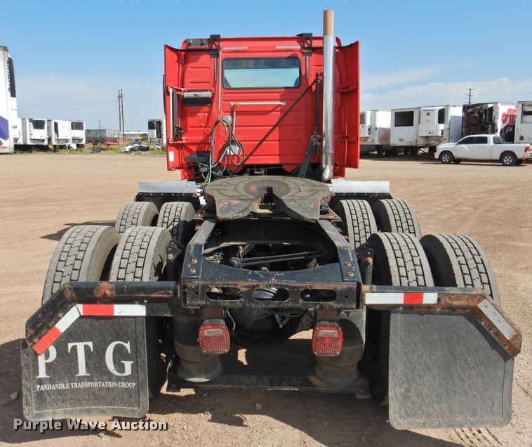 image for item DG1426 2010 Volvo VN  semi truck