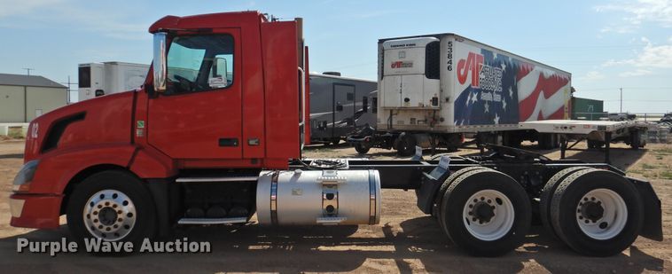 image for item DG1426 2010 Volvo VN  semi truck