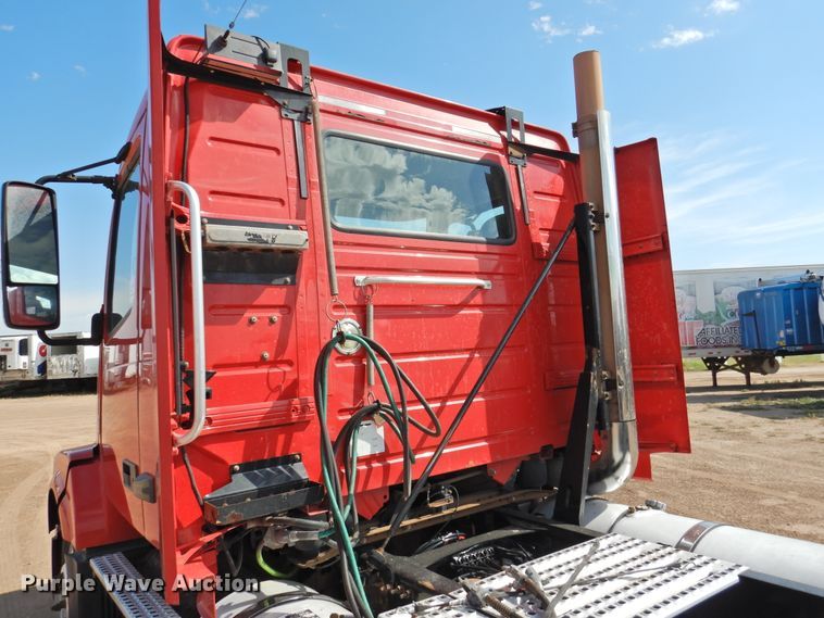 image for item DG1426 2010 Volvo VN  semi truck