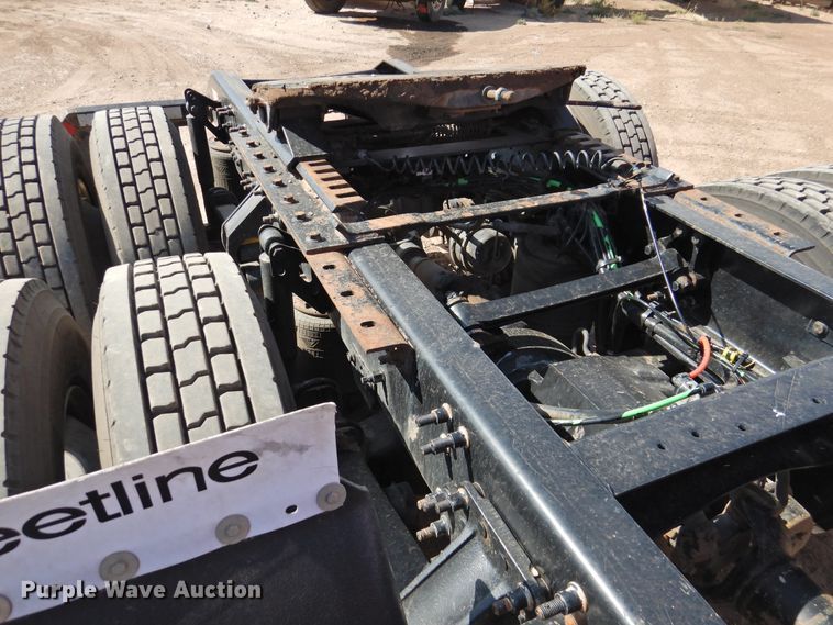 image for item DG1426 2010 Volvo VN  semi truck