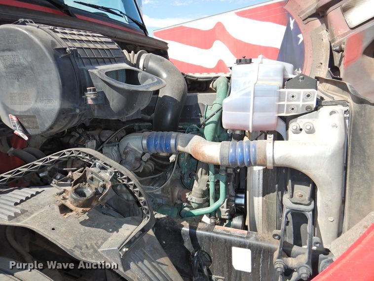 image for item DG1426 2010 Volvo VN  semi truck