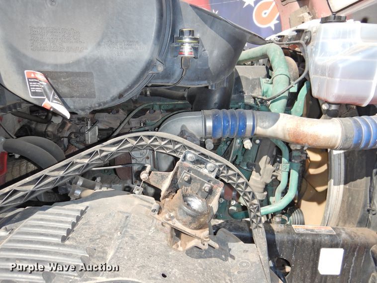 image for item DG1426 2010 Volvo VN  semi truck