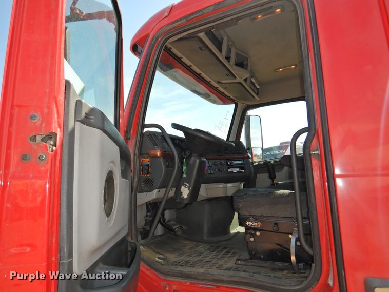 image for item DG1426 2010 Volvo VN  semi truck