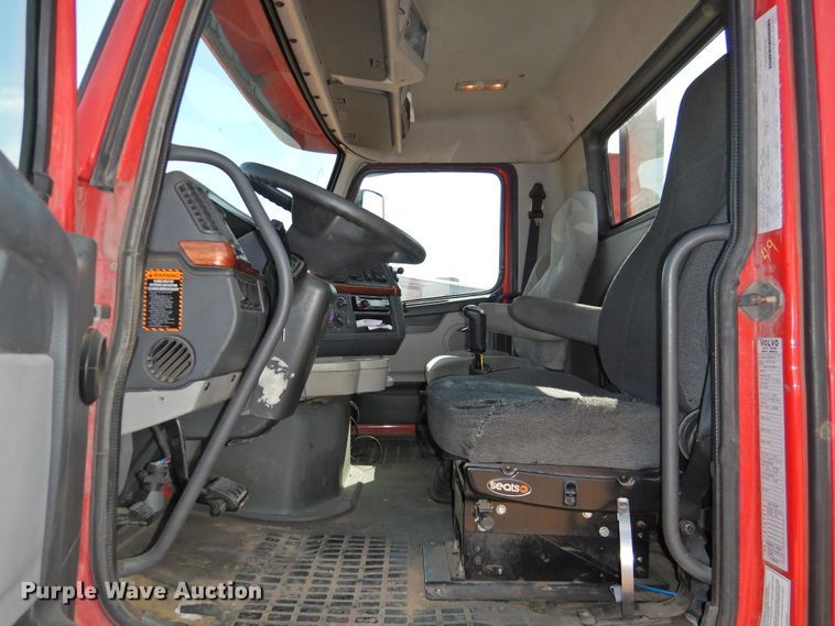 image for item DG1426 2010 Volvo VN  semi truck