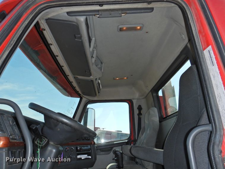 image for item DG1426 2010 Volvo VN  semi truck